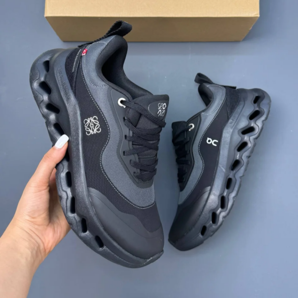 کفش آن رانینگ QC Loewe Cloudtilt تمام مشکی On Running QC Loewe Cloudtilt Triple Black کفش آن رانینگ QC Loewe Cloudtilt تمام مشکی On Running QC Loewe Cloudtilt Triple Black