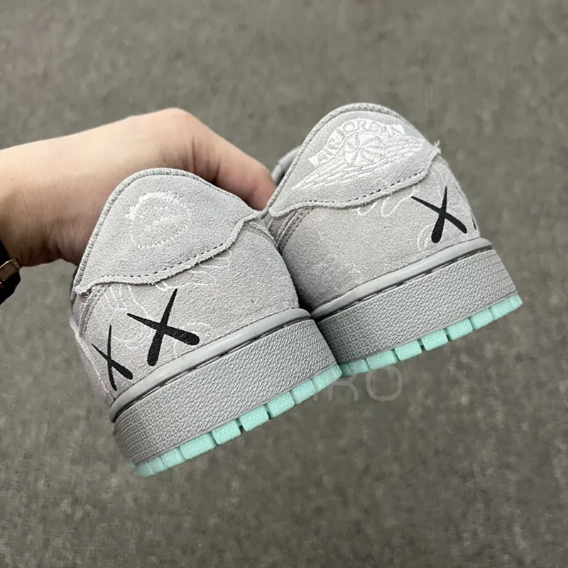 جردن وان لو کاز Jordan 1 Low Kaws طوسی جردن وان لو کاز Jordan 1 Low Kaws طوسی - تصویر 3