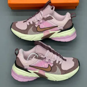 نایک وی تو کی ران Nike V2K Run صورتی قهوه ای نایک وی تو کی ران Nike V2K Run صورتی قهوه ای