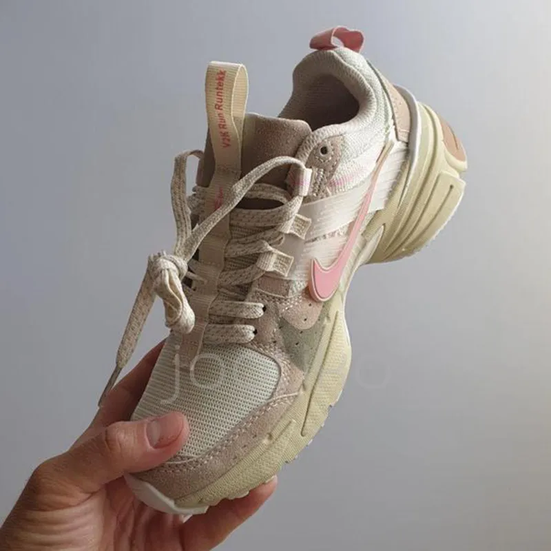 نایک وی تو کی ران Nike V2K Run سفید صورتی فیروزه ای نایک وی تو کی ران Nike V2K Run سفید صورتی فیروزه ای - تصویر 3