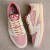 جردن وان لو Travis Scott x Air Jordan 1 Low OG Shy Pink شای پینک جردن وان لو Travis Scott x Air Jordan 1 Low OG Shy Pink شای پینک - تصویر 3