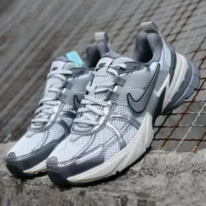 نایک وی تو کی ران Nike V2K Run Pure Platinum Wolf Grey نایک وی تو کی ران Nike V2K Run Pure Platinum Wolf Grey