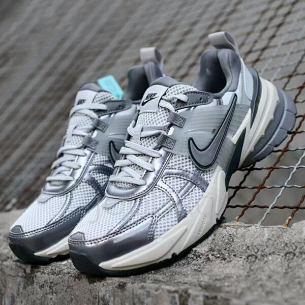نایک وی تو کی ران Nike V2K Run Pure Platinum Wolf Grey نایک وی تو کی ران Nike V2K Run Pure Platinum Wolf Grey
