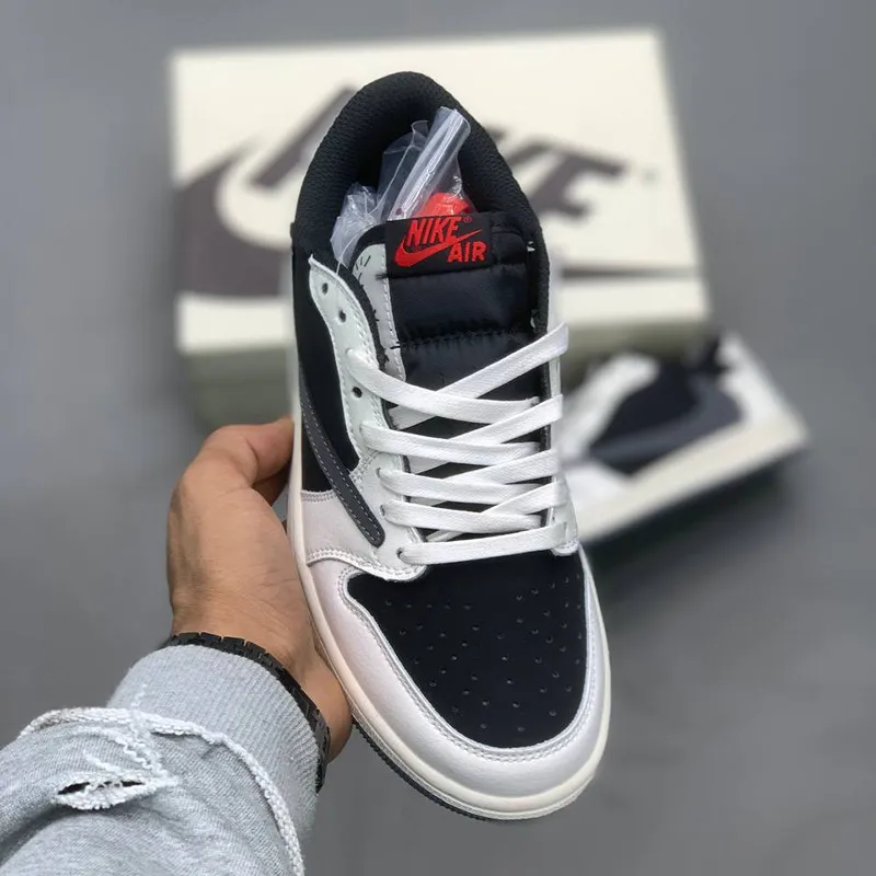 نایک ایر جردن وان لو مشکی سفید خاکستری Travis Scott x Air Jordan 1 Retro Low OG نایک ایر جردن وان لو مشکی سفید خاکستری Travis Scott x Air Jordan 1 Retro Low OG - تصویر 3
