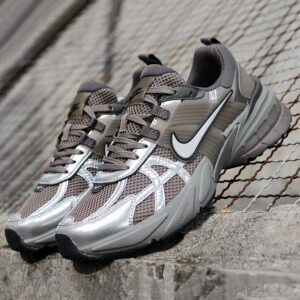 نایک وی تو کی ران قهوه ای خاکستری نقره ای متالیک Nike V2K Run Cave Stone Metallic Silver نایک وی تو کی ران قهوه ای خاکستری نقره ای متالیک Nike V2K Run Cave Stone Metallic Silver