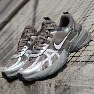 نایک وی تو کی ران قهوه ای خاکستری نقره ای متالیک Nike V2K Run Cave Stone Metallic Silver نایک وی تو کی ران قهوه ای خاکستری نقره ای متالیک Nike V2K Run Cave Stone Metallic Silver