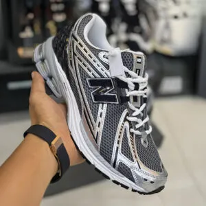 کفش نیوبالانس 1906R نقرهای متالیک / مشکی New Balance 1906R Silver Metalic Black کفش نیوبالانس 1906R نقرهای متالیک / مشکی New Balance 1906R Silver Metalic Black