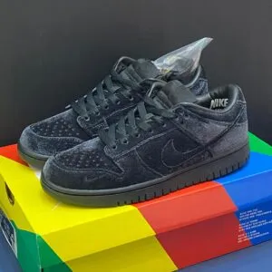 نایک اس بی دانک لو مشکی مخمل Nike Dunk Low Dover Street Market Triple Black Velvet نایک اس بی دانک لو مشکی مخمل Nike Dunk Low Dover Street Market Triple Black Velvet