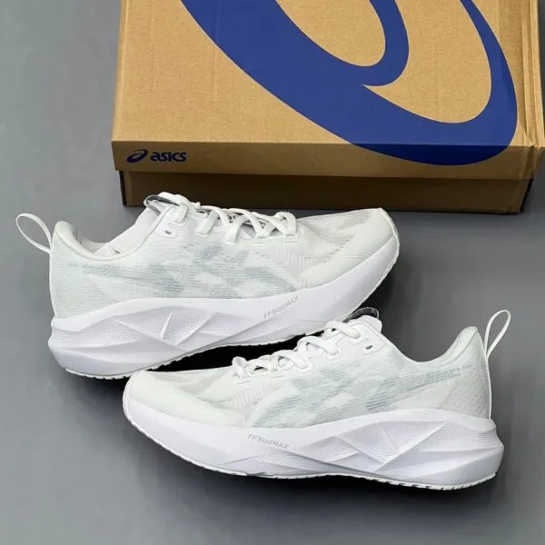 اسیکس نوابلاست 5 سفید خاکستری روشن ASICS Novablast 5 White Piedmont Grey اسیکس نوابلاست 5 سفید خاکستری روشن ASICS Novablast 5 White Piedmont Grey