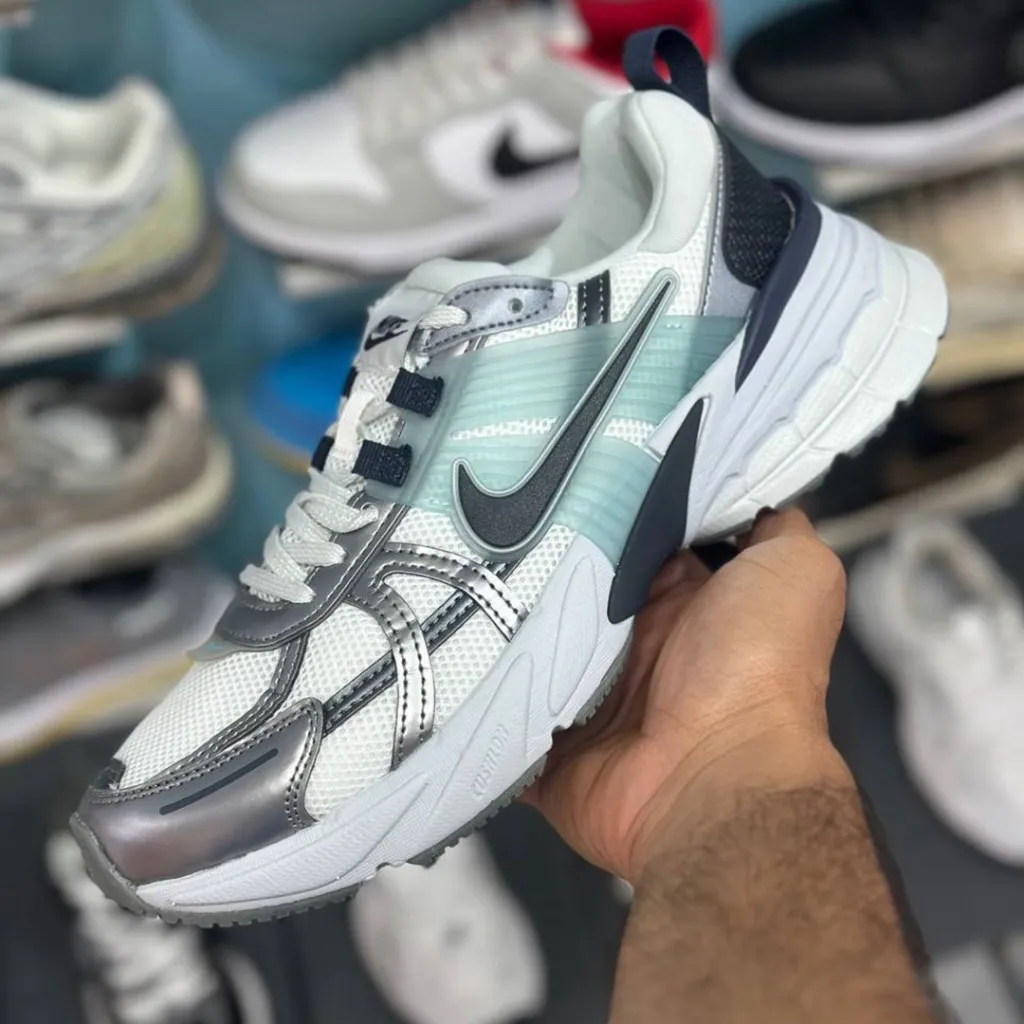 نایک وی تو کی ران سفید طوسی متالیک پلاتینیوم روشن Nike V2K Run Summit White Dark Obsidion - تصویر 2