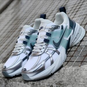 نایک وی تو کی ران سفید طوسی متالیک پلاتینیوم روشن Nike V2K Run Summit White Dark Obsidion نایک وی تو کی ران سفید طوسی متالیک پلاتینیوم روشن Nike V2K Run Summit White Dark Obsidion