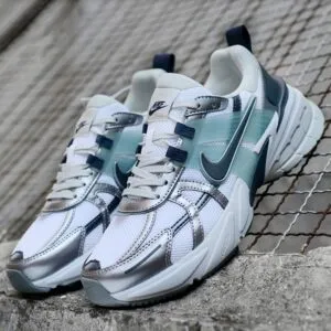 نایک وی تو کی ران سفید طوسی متالیک پلاتینیوم روشن Nike V2K Run Summit White Dark Obsidion نایک وی تو کی ران سفید طوسی متالیک پلاتینیوم روشن Nike V2K Run Summit White Dark Obsidion