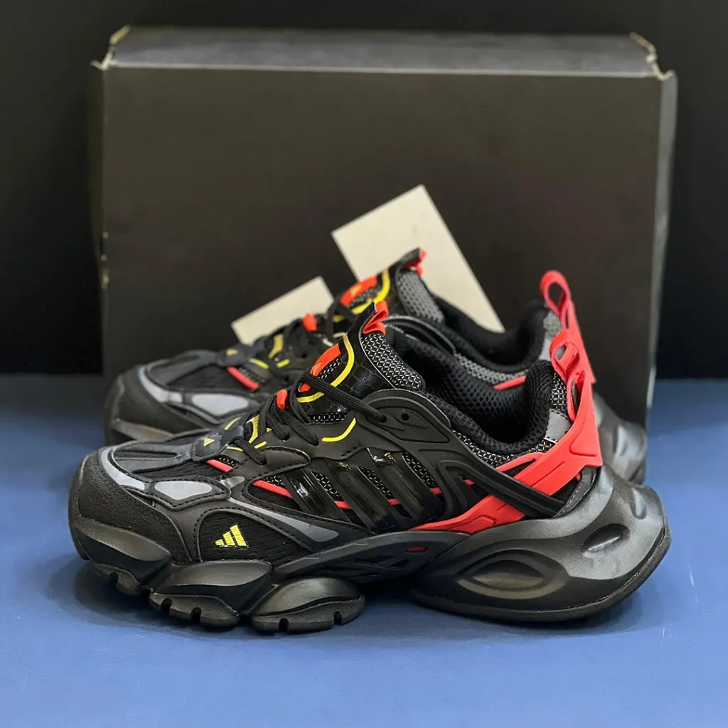آدیداس رانر اکس ال جی دیلاکس مشکی قرمز طلایی adidas XLG Runner Deluxe Black Gold Metallic Red - تصویر 4