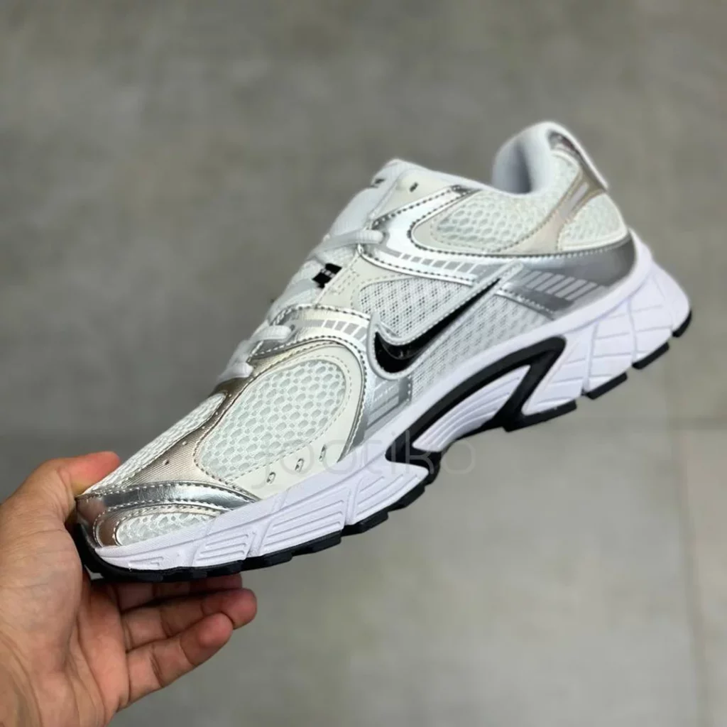 نایک وی فایو آر ان آر سفید متالیک نقره‌ای مشکی Nike V5 RNR White Vast Grey Metallic Silver Black - تصویر 2