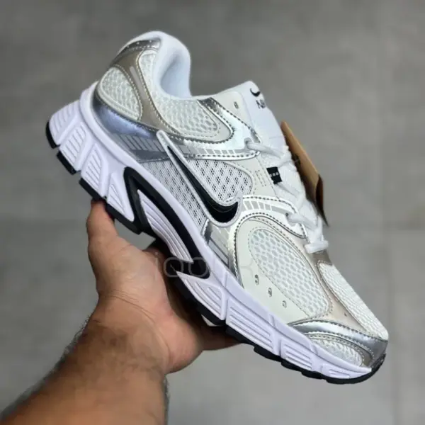 نایک وی فایو آر ان آر سفید متالیک نقرهای مشکی Nike V5 RNR White Vast Grey Metallic Silver Black نایک وی فایو آر ان آر سفید متالیک نقرهای مشکی Nike V5 RNR White Vast Grey Metallic Silver Black