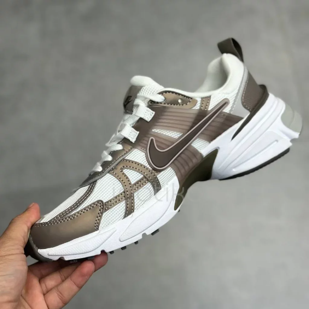 نایک وی تو کی ران سفید قهوه ای Nike V2K Run Mink Brown Summit White College Grey Ironstone - تصویر 3