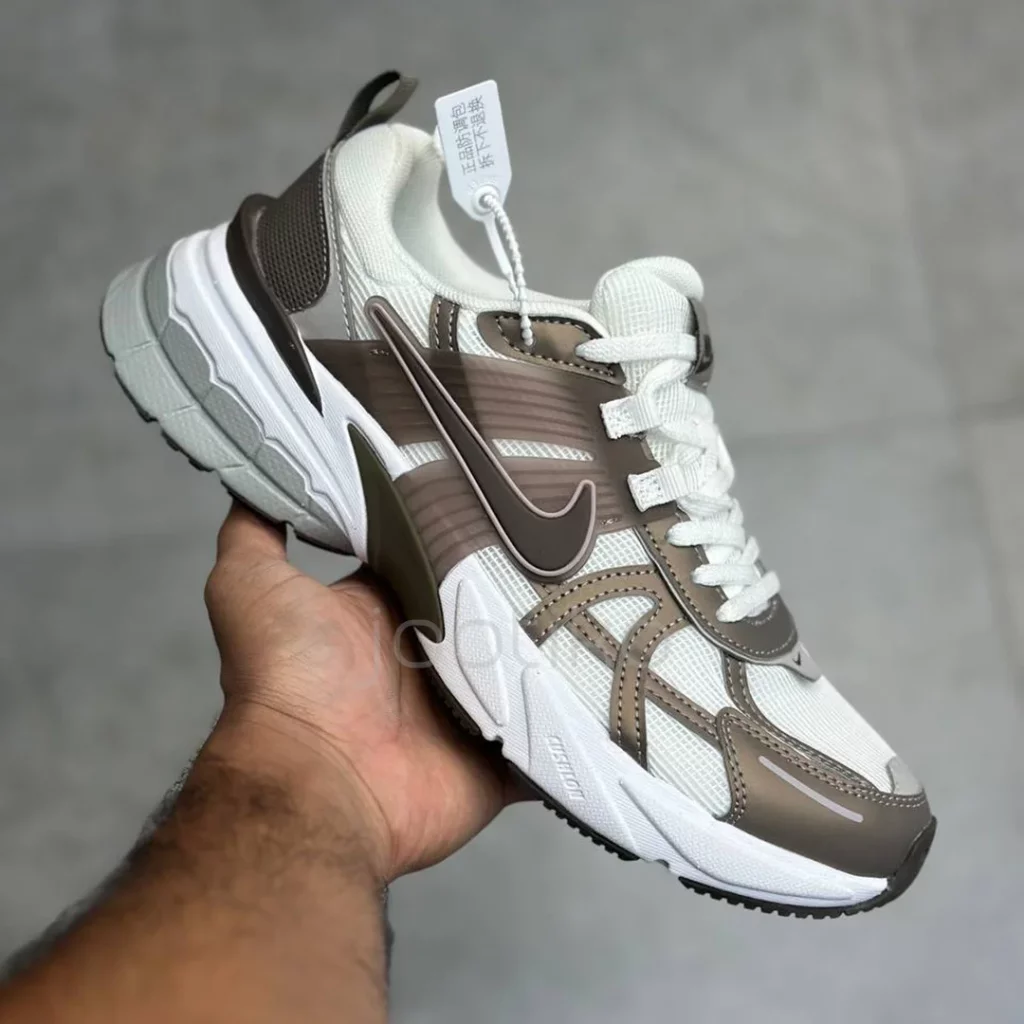 نایک وی تو کی ران سفید قهوه ای Nike V2K Run Mink Brown Summit White College Grey Ironstone - تصویر 2