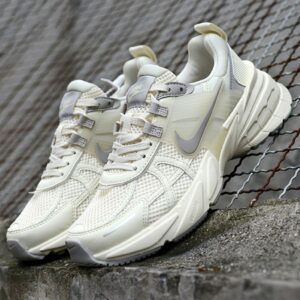 نایک وی تو کی ران کرم شیری طوسی Nike V2K Run Off-White / Cream نایک وی تو کی ران کرم شیری طوسی Nike V2K Run Off-White / Cream