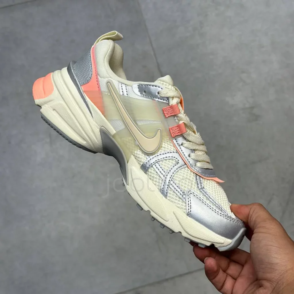 نایک وی تو کی ران کرم متالیک مرجانی Nike V2K Run Coral Metallic Cream نایک وی تو کی ران کرم متالیک مرجانی Nike V2K Run Coral Metallic Cream - تصویر 2