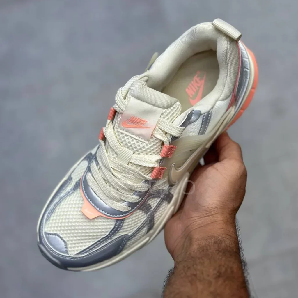 نایک وی تو کی ران کرم متالیک مرجانی Nike V2K Run Coral Metallic Cream نایک وی تو کی ران کرم متالیک مرجانی Nike V2K Run Coral Metallic Cream - تصویر 3