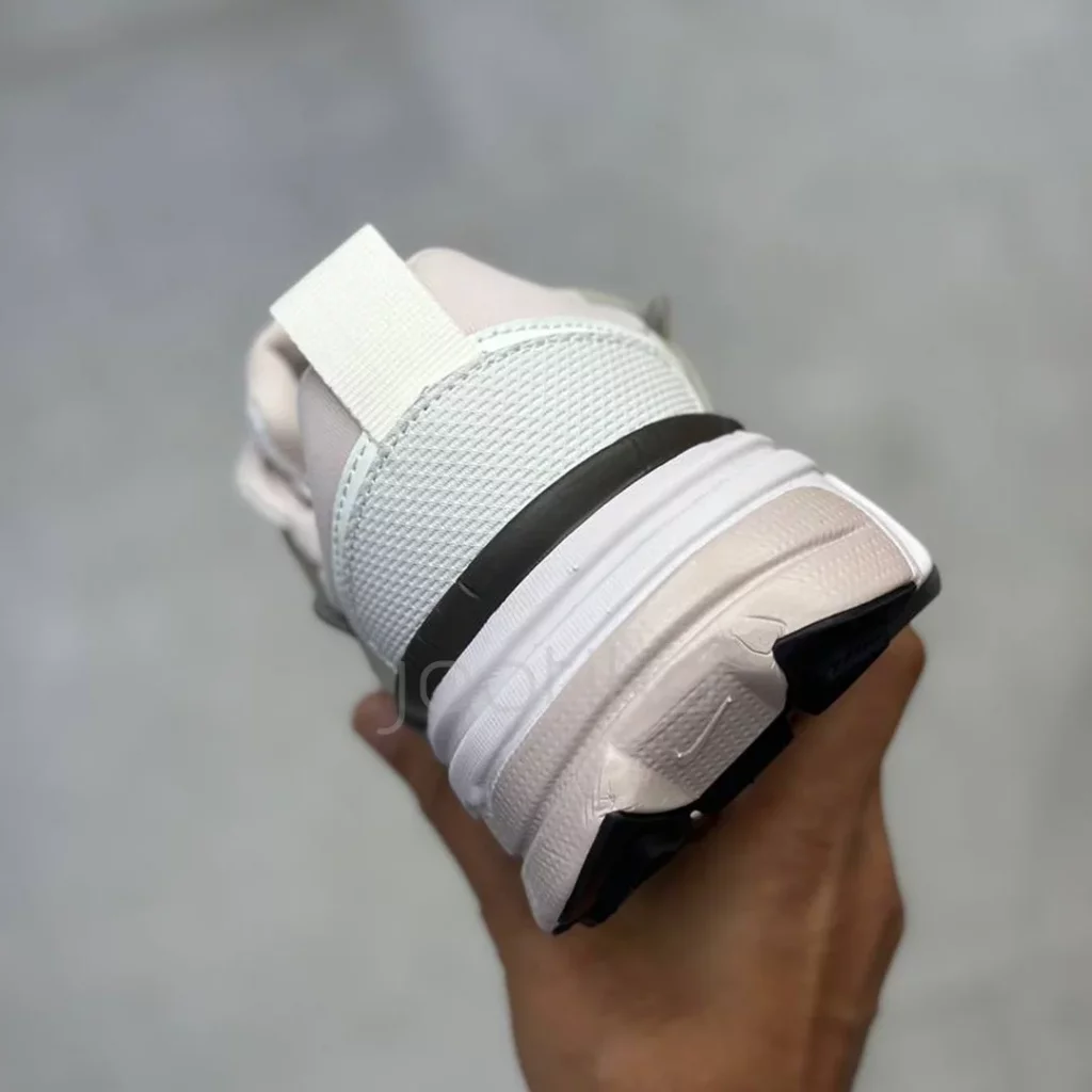 نایک وی تو کی ران طوسی نقرهای صورتی ملایم Nike V2K Run Platinum Tint Summit White Cave Stone Metallic Silver نایک وی تو کی ران طوسی نقرهای صورتی ملایم Nike V2K Run Platinum Tint Summit White Cave Stone Metallic Silver - تصویر 4
