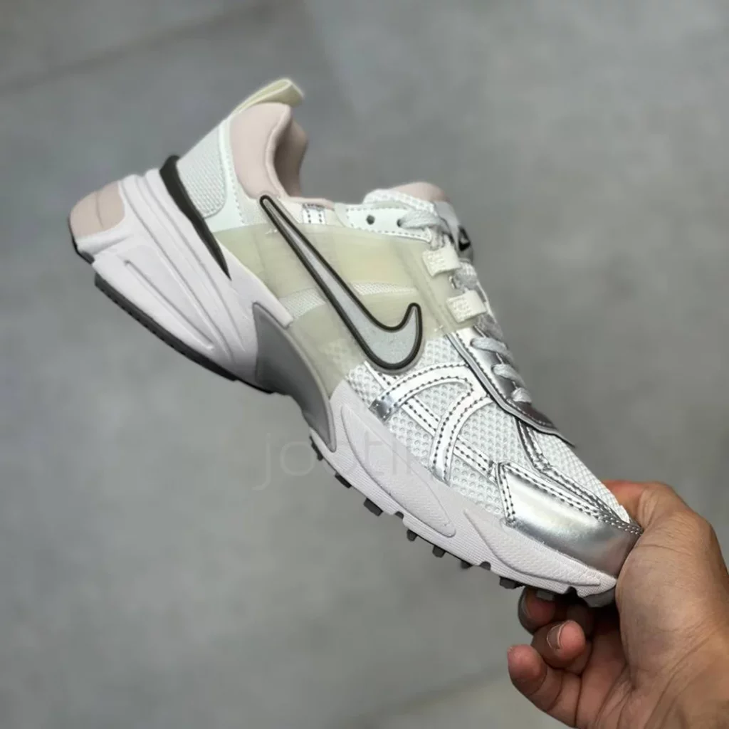 نایک وی تو کی ران طوسی نقرهای صورتی ملایم Nike V2K Run Platinum Tint Summit White Cave Stone Metallic Silver نایک وی تو کی ران طوسی نقرهای صورتی ملایم Nike V2K Run Platinum Tint Summit White Cave Stone Metallic Silver - تصویر 3