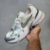 نایک وی تو کی ران طوسی نقره‌ای صورتی ملایم Nike V2K Run Platinum Tint Summit White Cave Stone Metallic Silver