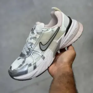 نایک وی تو کی ران طوسی نقرهای صورتی ملایم Nike V2K Run Platinum Tint Summit White Cave Stone Metallic Silver نایک وی تو کی ران طوسی نقرهای صورتی ملایم Nike V2K Run Platinum Tint Summit White Cave Stone Metallic Silver