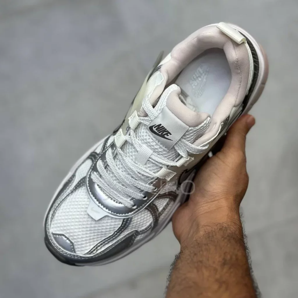 نایک وی تو کی ران طوسی نقرهای صورتی ملایم Nike V2K Run Platinum Tint Summit White Cave Stone Metallic Silver نایک وی تو کی ران طوسی نقرهای صورتی ملایم Nike V2K Run Platinum Tint Summit White Cave Stone Metallic Silver - تصویر 2