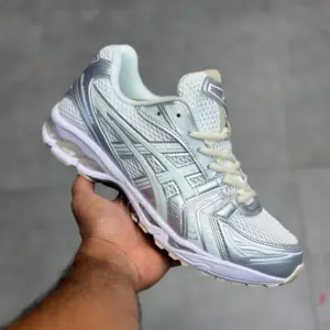 کفش ورزشی اسیکس ژل کایانو ۱۴ نقرهای سفید ASICS Gel-Kayano 14 JJJJound Silver White کفش ورزشی اسیکس ژل کایانو ۱۴ نقرهای سفید ASICS Gel-Kayano 14 JJJJound Silver White