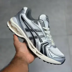 کفش ورزشی اسیکس ژل کایانو ۱۴ سفید نقرهای مشکی طوسی ASICS Gel-Kayano 14 White Graphite Grey کفش ورزشی اسیکس ژل کایانو ۱۴ سفید نقرهای مشکی طوسی ASICS Gel-Kayano 14 White Graphite Grey