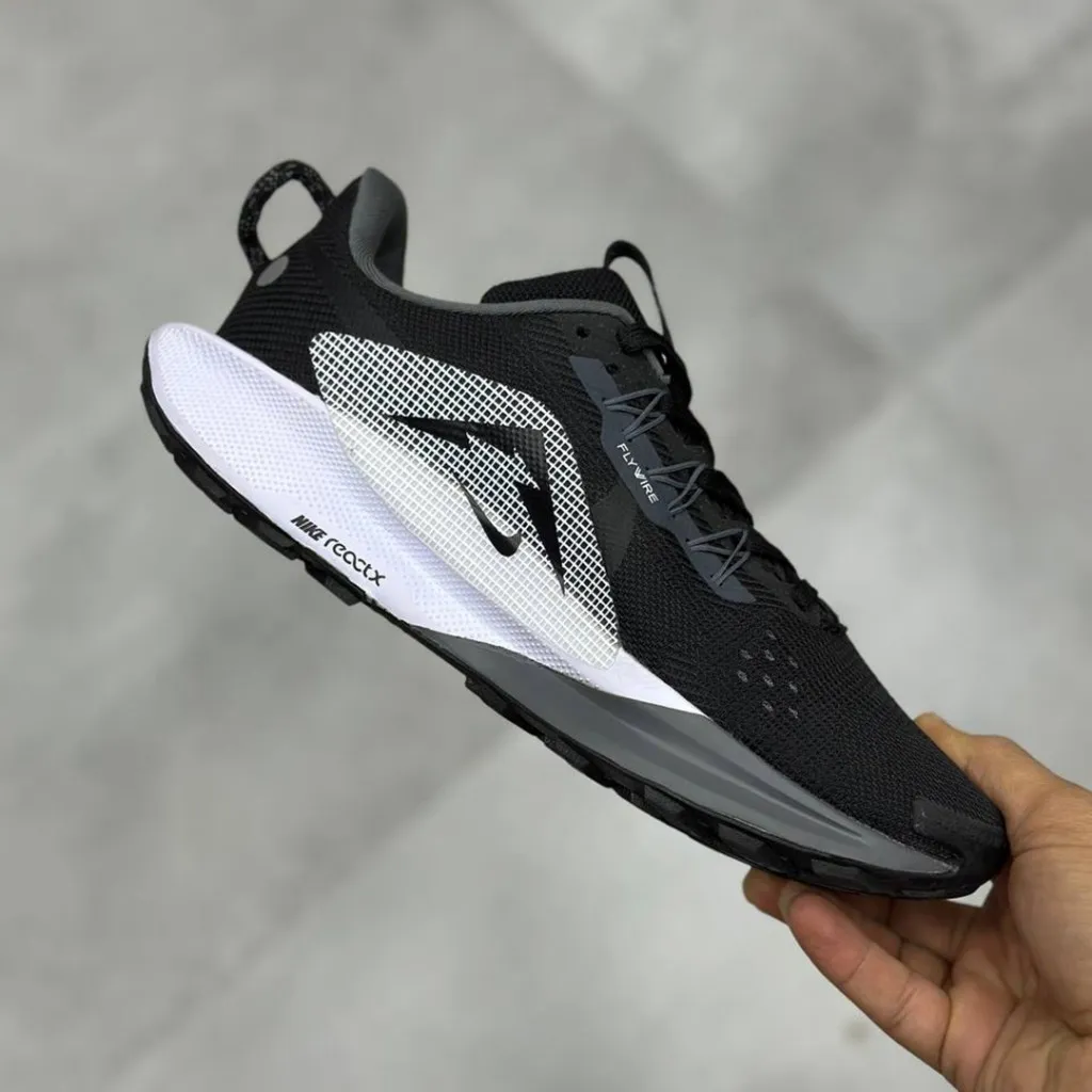 نایک ریکت پگاسوس تریل ۵ مشکی سفید طوسی Nike React Pegasus Trail 5 نایک ریکت پگاسوس تریل ۵ مشکی سفید طوسی Nike React Pegasus Trail 5 - تصویر 2