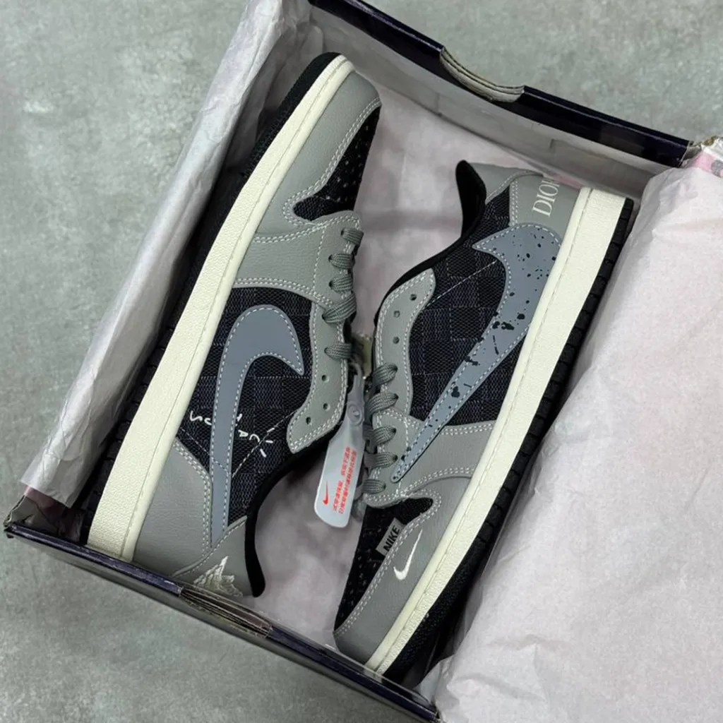 نایک ایر جردن وان لو دیور خاکستری Nike Air Jordan 1 Low Dior Grey Black نایک ایر جردن وان لو دیور خاکستری Nike Air Jordan 1 Low Dior Grey Black - تصویر 3