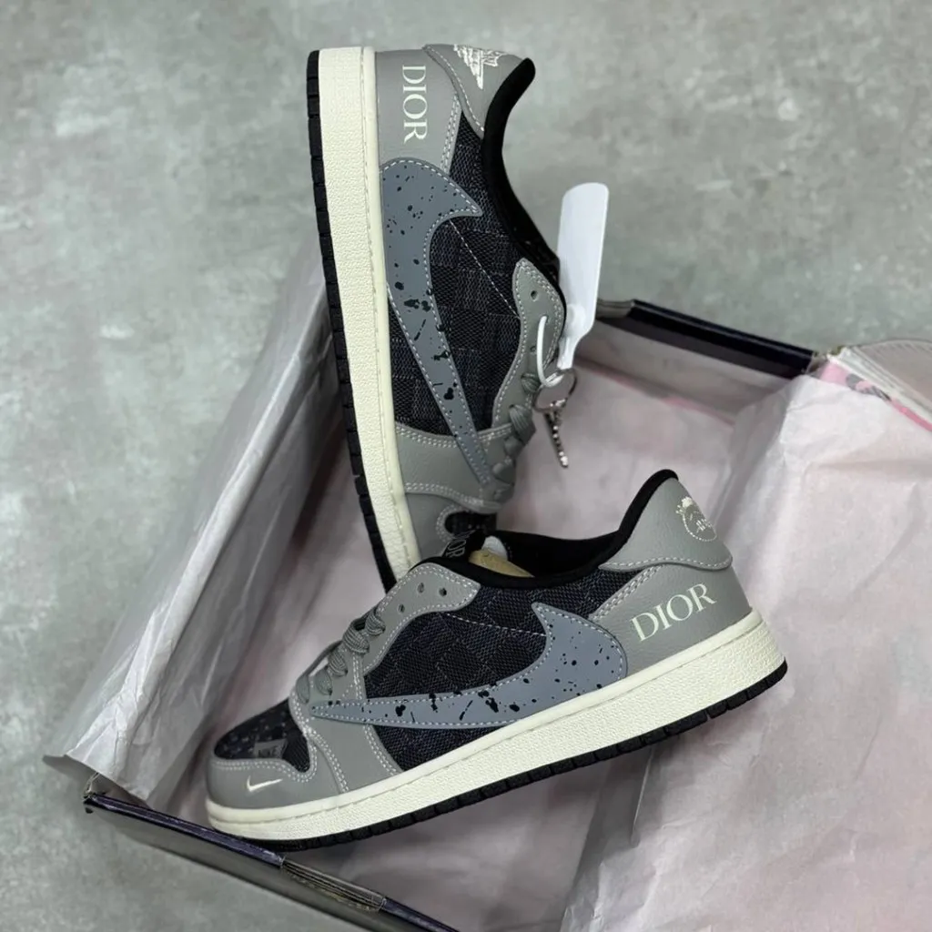نایک ایر جردن وان لو دیور خاکستری Nike Air Jordan 1 Low Dior Grey Black نایک ایر جردن وان لو دیور خاکستری Nike Air Jordan 1 Low Dior Grey Black - تصویر 4
