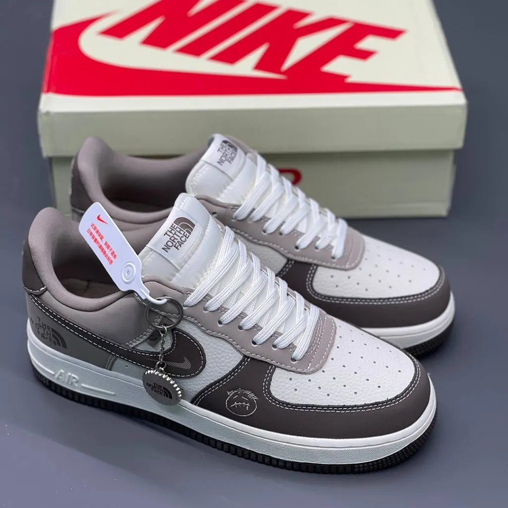 نایک ایرفورس وان نورث فیس موکا سفید Nike Air Force 1 The North Face Mocha نایک ایرفورس وان نورث فیس موکا سفید Nike Air Force 1 The North Face Mocha - تصویر 2