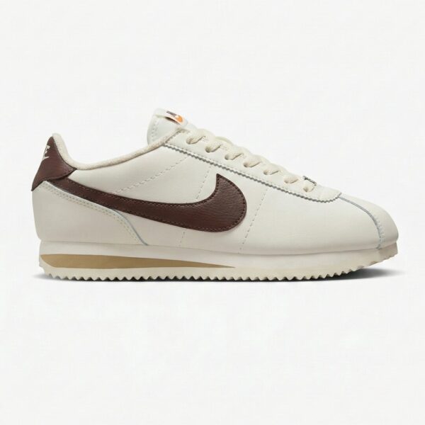 کتانی نایک کورتز سفید شیری قهوهای Nike Cortez Cacao Wow DN1791-104 کتانی نایک کورتز سفید شیری قهوهای Nike Cortez Cacao Wow DN1791-104