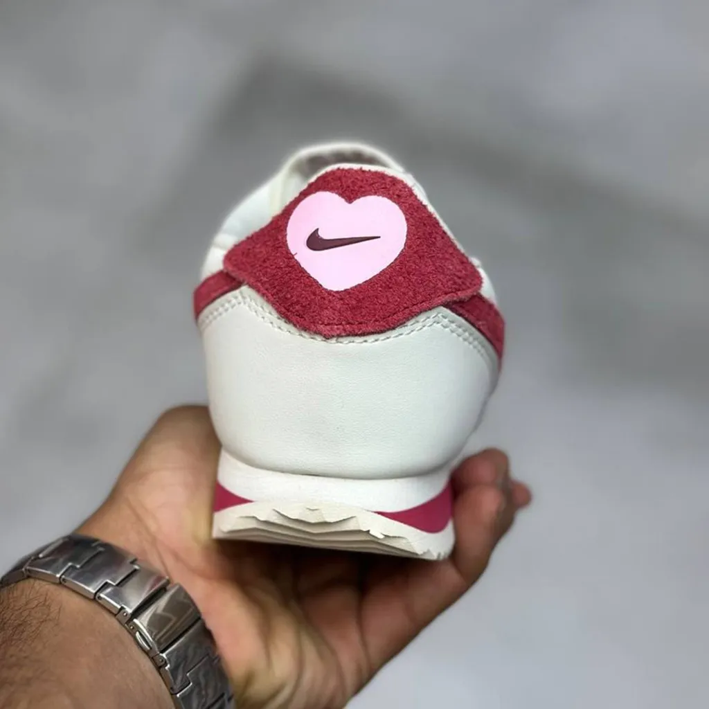 نایک کورتز ولنتاین سفید قرمز Nike Cortez SE Valentine’s Day FZ5167-133 - تصویر 7