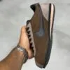 نایک کورتز قهوهای مشکی ولوت Nike Cortez ’23 Velvet Brown FJ5180-200 نایک کورتز قهوهای مشکی ولوت Nike Cortez ’23 Velvet Brown FJ5180-200 - تصویر 3