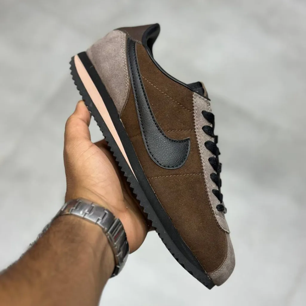 نایک کورتز قهوهای مشکی ولوت Nike Cortez ’23 Velvet Brown FJ5180-200 نایک کورتز قهوهای مشکی ولوت Nike Cortez ’23 Velvet Brown FJ5180-200 - تصویر 2