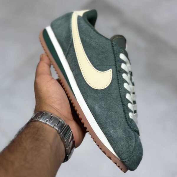 نایک کورتز سبز تیره کرم Nike Cortez Vintage Green Gum FJ2530-301 نایک کورتز سبز تیره کرم Nike Cortez Vintage Green Gum FJ2530-301