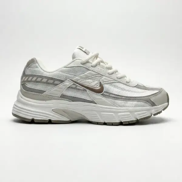 نایک اینیشیتور سفید خاکستری قهوهای Nike Initiator Phantom Light Bone Sail Brown IB4339-001 نایک اینیشیتور سفید خاکستری قهوهای Nike Initiator Phantom Light Bone Sail Brown IB4339-001