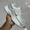 نایک اینیشیتور سفید خاکستری قهوه‌ای Nike Initiator Phantom Light Bone Sail Brown IB4339-001 - تصویر 2