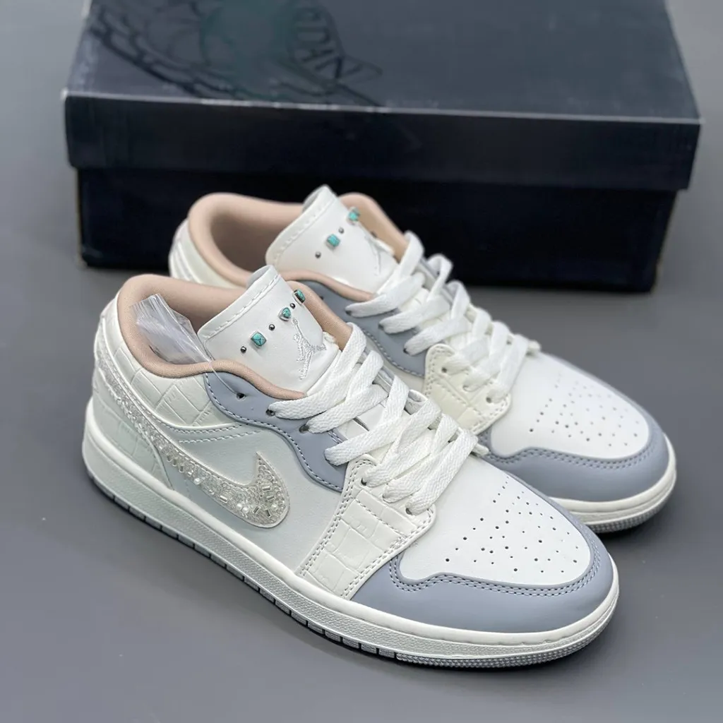جردن ۱ لو نگینی سفید خاکستری Jordan 1 Low Sail Soft Pearl IH7323-100 - تصویر 3