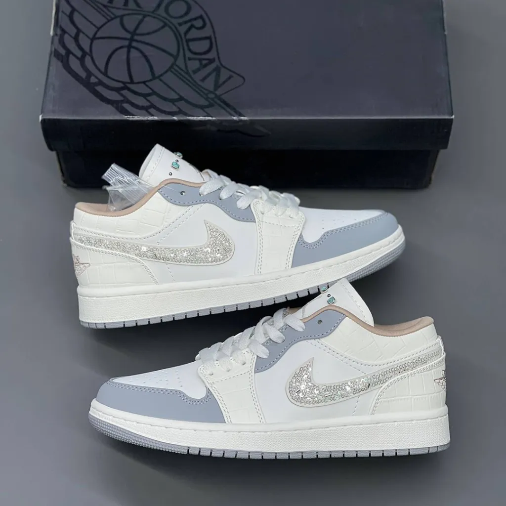 جردن ۱ لو نگینی سفید خاکستری Jordan 1 Low Sail Soft Pearl IH7323-100 - تصویر 4
