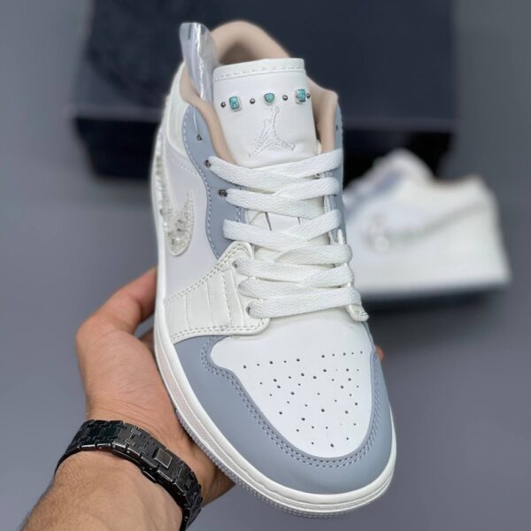 جردن ۱ لو نگینی سفید خاکستری Jordan 1 Low Sail Soft Pearl IH7323-100 جردن ۱ لو نگینی سفید خاکستری Jordan 1 Low Sail Soft Pearl IH7323-100