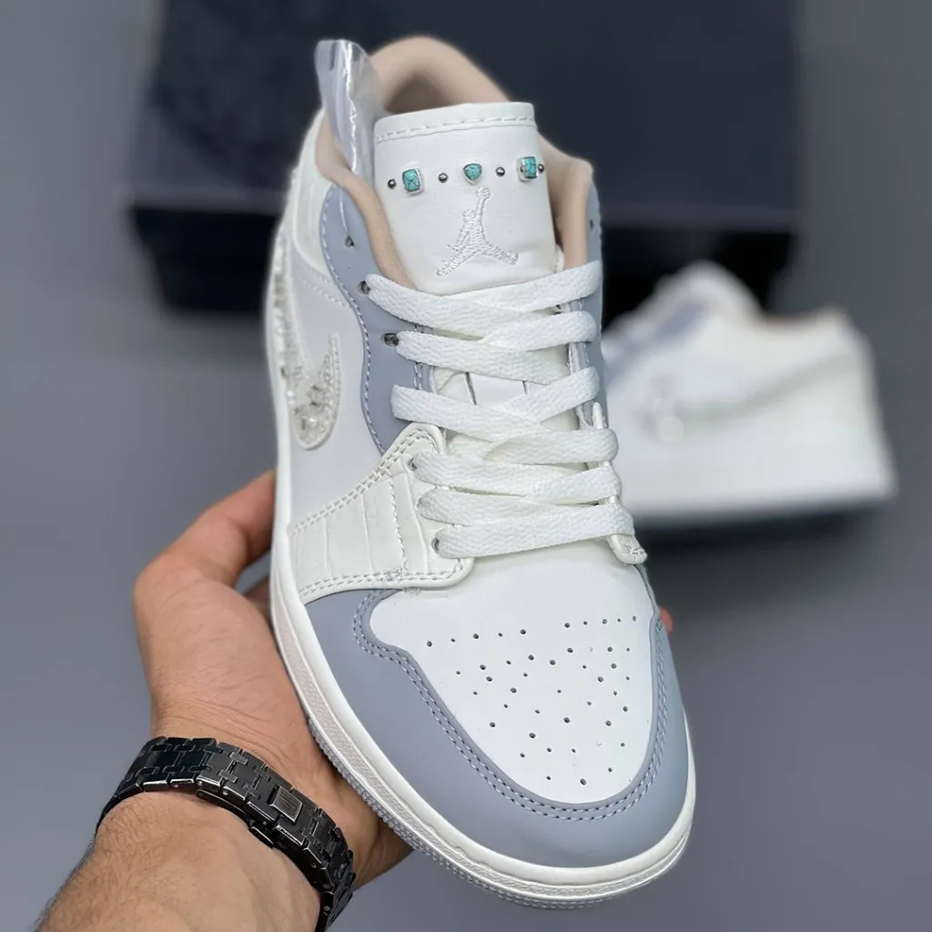 جردن ۱ لو نگینی سفید خاکستری Jordan 1 Low Sail Soft Pearl IH7323-100 - تصویر 5