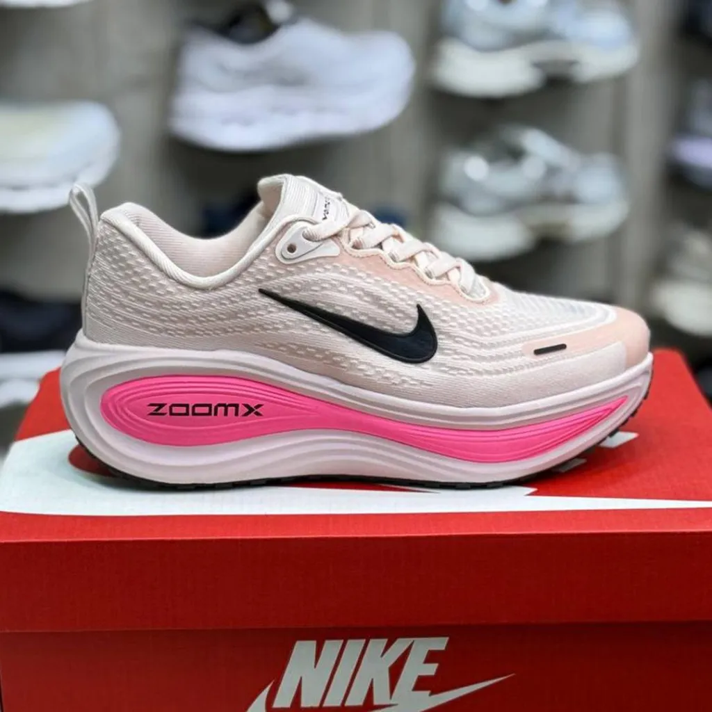 نایک ومرو پلاس هایپر صورتی Nike Vomero Plus Hyper Pink نایک ومرو پلاس هایپر صورتی Nike Vomero Plus Hyper Pink - تصویر 2