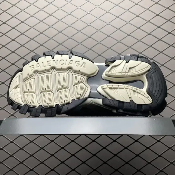 بالنسیاگا ترک Balenciaga Track.2 Beige بالنسیاگا ترک Balenciaga Track.2 Beige