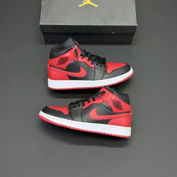 کفش نایک ایر جردن وان ساقدار مید بند برد 2020 مشکی قرمز Nike Air Jordan 1 Mid Bred 2020 Black Red کفش نایک ایر جردن وان ساقدار مید بند برد 2020 مشکی قرمز Nike Air Jordan 1 Mid Bred 2020 Black Red