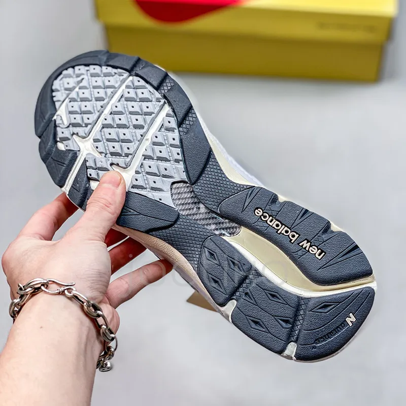 کفش نیوبالانس مردانه New Balance 990 v3 MiUSA Teddy Santis Sea Salt کفش نیوبالانس مردانه New Balance 990 v3 MiUSA Teddy Santis Sea Salt - تصویر 5
